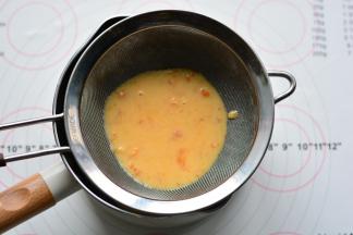 融化好的奶油液用筛子过一遍，过成细腻的糊状，搅拌均匀，放入冰箱里冷冻备用。每家的冰箱冷冻时间都不一样，冷冻时间3小时--1天不等，建议流心馅冷冻好以后再做奶黄馅和饼皮。