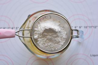 3个鸡蛋用手动打蛋器打散，加入过筛好的低筋面粉，