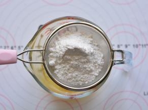 3个鸡蛋用手动打蛋器打散，加入过筛好的低筋面粉，