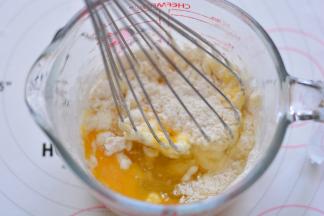 搅拌成面糊，一定要是低筋面粉。因为面粉的吸水性不同，如果用错面粉，可能会让面皮变干，容易裂。