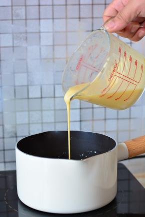 倒入搅拌好的鸡蛋面糊，要一边倒一边用手动打蛋器搅拌。