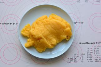 开小火加热，一边搅拌一边翻炒，炒至有砂的状态，盛出放凉。
