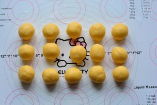 放凉后的奶黄馅平均分成15份，每份约28克，放入冰箱冷藏备用。