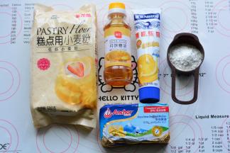 炒好奶黄馅以后，就来做饼皮，准备好饼皮的材料