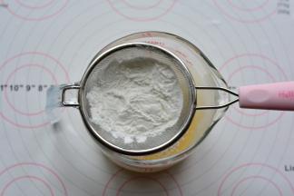 先把玉米淀粉过筛加入到搅拌好的黄油内，搅拌至无粉状。