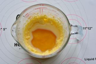 黄油用电动打蛋器打至微微发白，呈羽毛状，加入转化糖浆和炼乳，搅拌均匀。