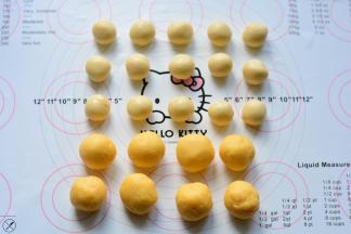 包好奶黄馅后就把饼皮平均分成15个，