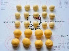 包好奶黄馅后就把饼皮平均分成15个，