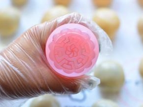 月饼模具里面放上自己喜欢的花片，在月饼模具里面沾少许的面粉，防
粘