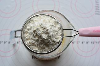 再把低筯面粉过筛加入到搅拌好的黄油内，搅拌并揉成面团，如果有点干，可以适当的添加一点转化糖浆。