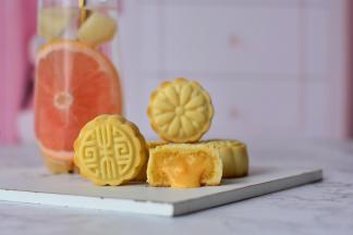 定型后拿出表面刷蛋黄液（只需要轻轻的刷一层，很薄很薄的）继续烤10分钟，烤好后放凉装袋子里进行回油，回油后的月饼吃之前可以在微波炉里打15秒，口味更好。