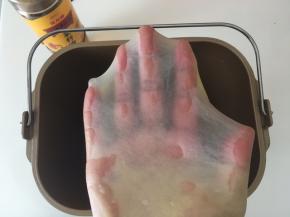 揉好的面团切下一小块，可以撑出薄薄的手套膜