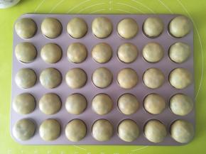 之后将一口酥整理成模具大小的圆形，放入曲奇烤盘内