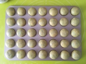 之后将一口酥整理成模具大小的圆形，放入曲奇烤盘内