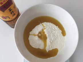 水油皮揉好后，再来做油酥皮，容器内加入普通面粉跟金龙鱼菜籽油