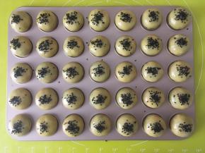 再撒上适量的黑芝麻