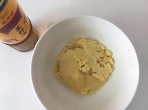用刮刀翻拌均匀