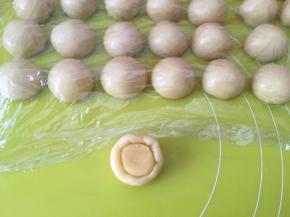 包裹上油酥皮面团，收好收口，继续盖保鲜膜 