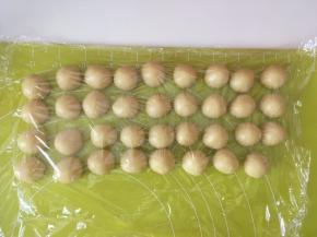 将水油皮均分成35等份，每一份大约8克左右，之后将每一份揉光滑，并盖上保鲜膜