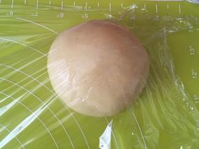 之后将面团揉至表面光滑，盖保鲜膜松弛