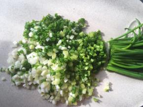 香葱洗干净，滤干水分，切成碎末，之后装入干净的容器内