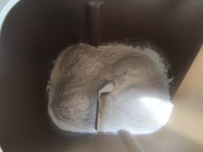 面包桶内加入普通面粉跟细砂糖