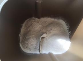 面包桶内加入普通面粉跟细砂糖