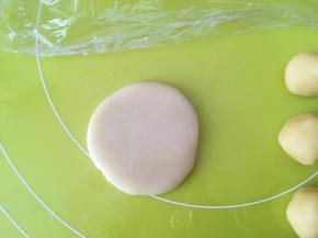 取一份水油皮面团，用擀面杖擀成圆片