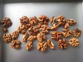 烤箱预热180度，将核桃入烤箱烤7、8分钟