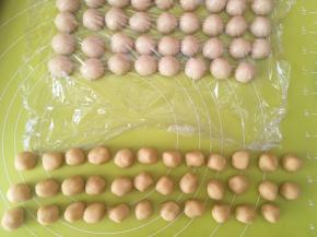 将油酥面团也均分成35等份，每一份5克左右 