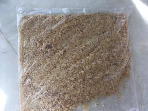 将烤好的核桃去掉外皮，之后装入保鲜袋，用擀面杖擀碎，没有大的核桃粒即可