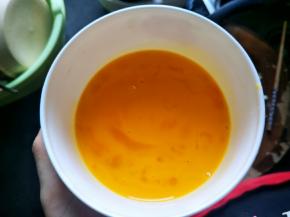 鸡蛋放打碎搅拌均匀