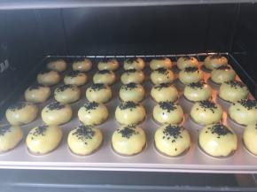 入烤箱烤30分钟，表面微微上色即可 