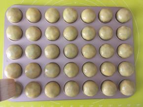 鸡蛋打散，在表层刷上一层薄薄的蛋液 ，烤箱预热190度 