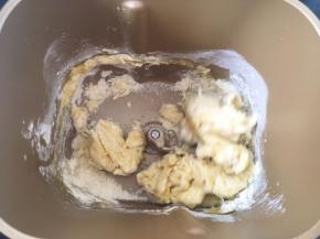 加水启动揉面程序，将材料揉成面团