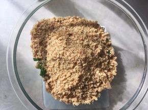 将核桃碎倒入香葱内