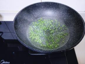 首先将长豇豆冷水冲洗干净，切丁焯水，水烧开后，下入切好的豇豆丁，大火2分钟左右捞出淋干。（先焯水，后切丁也可以）