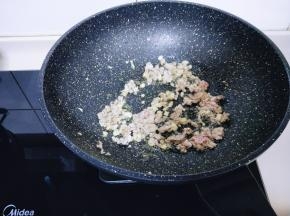 起油锅，加入切碎的蒜末炒香，加入肉糜小火煸炒。
