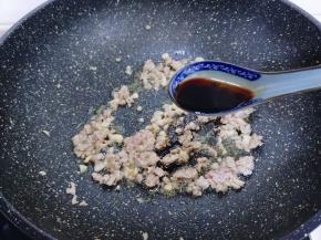 待肉糜炒至变色后，加入料酒，生抽，翻炒均匀。