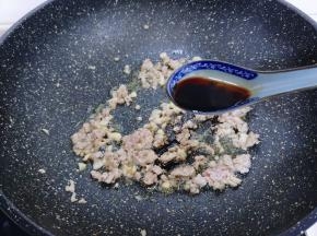待肉糜炒至变色后，加入料酒，生抽，翻炒均匀。