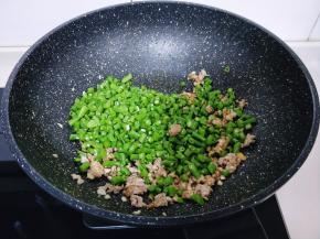 再加入焯水的豇豆。