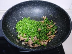 再加入焯水的豇豆。