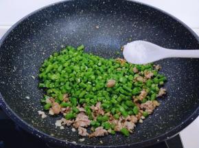 加入盐。（盐的量根据个人口味放）