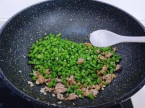 加入盐。（盐的量根据个人口味放）