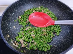 再加入一勺纯净水，翻炒均匀，炒至约2-3分钟，豇豆断生。