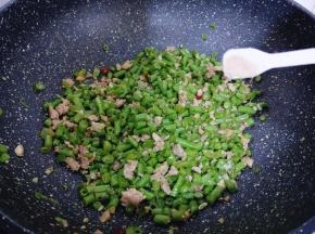 加入切好的红辣椒碎，再加入鸡粉，关火。借助余温翻炒均匀。