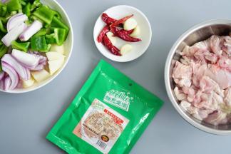 准备好食材，自己爱吃的蔬菜，辣椒段，大蒜，新鲜鸡肉和鸡公煲调料。