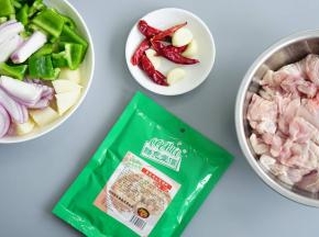 准备好食材，自己爱吃的蔬菜，辣椒段，大蒜，新鲜鸡肉和鸡公煲调料。