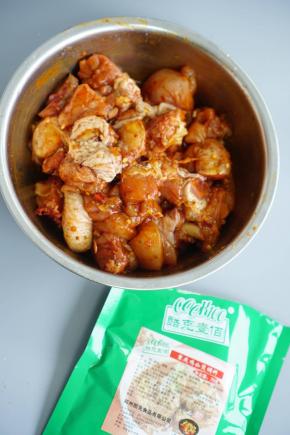 把料和肉搅拌均匀，腌制2个小时。