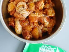 把料和肉搅拌均匀，腌制2个小时。